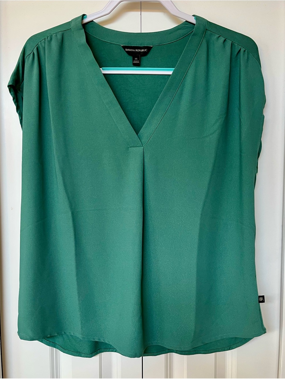 Banana Republic women’s Emerald Green V-Neck Cap Sleeve Blouse